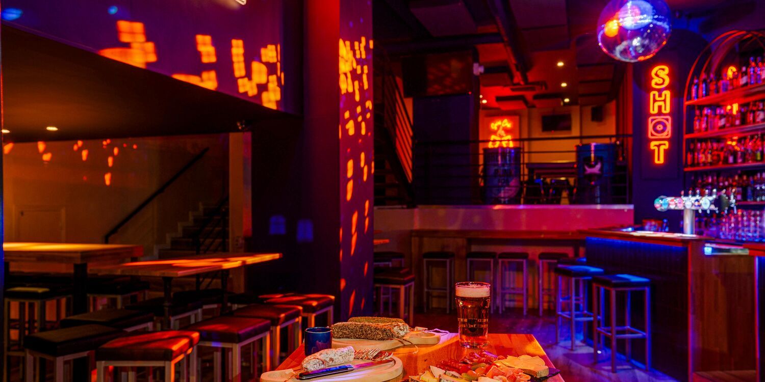 Grand afterwork bondé au comptoir du bar COPAINTES
